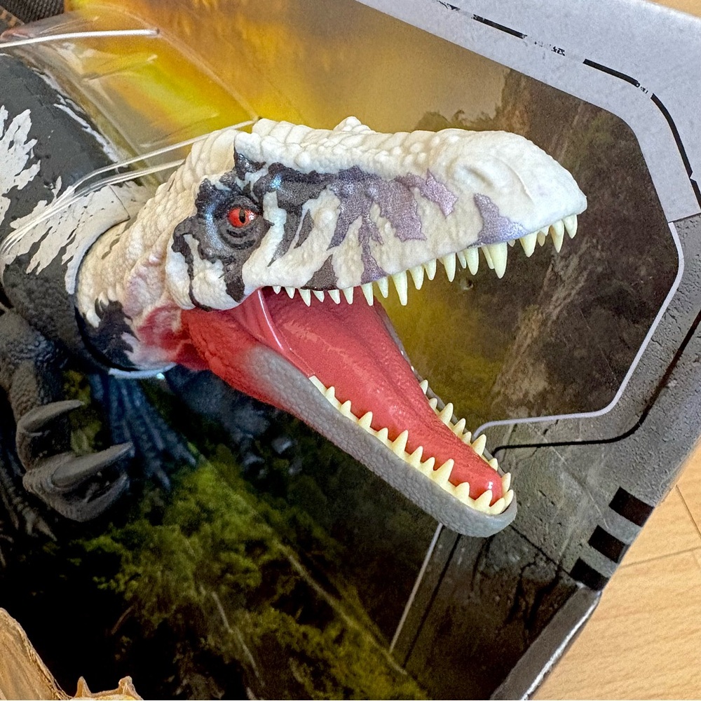 Jurassic World Rebirth Chilantaisaurus Dinosaur Gigantic Thrashers Attack Figure - Picture 4 of 15